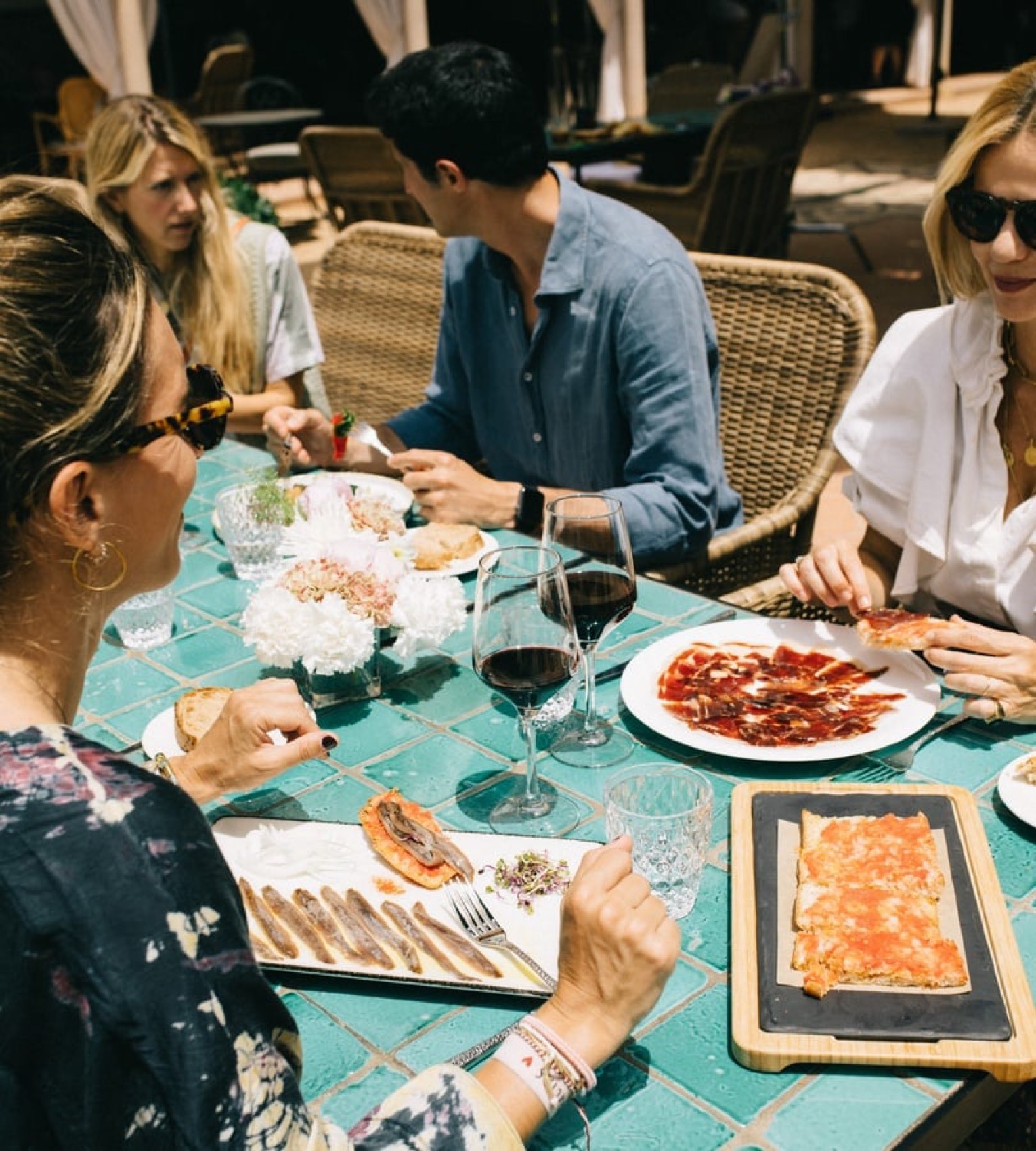 Amigos compartiendo una comida en un restaurante Soho Boutique