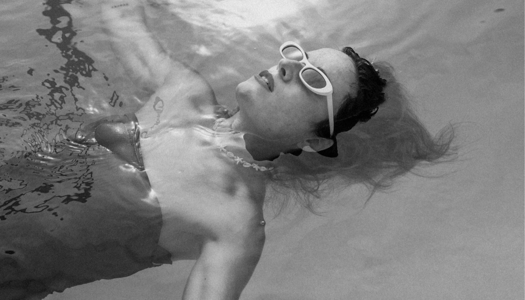 Viajera flotando en el agua